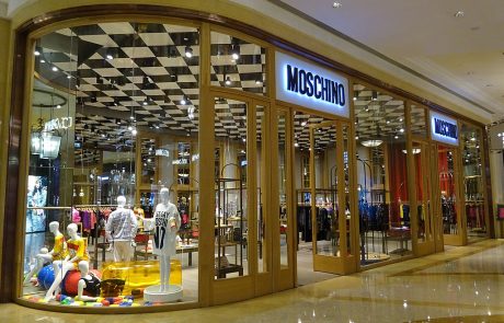 Moschino s’installe au Carrousel du Louvre