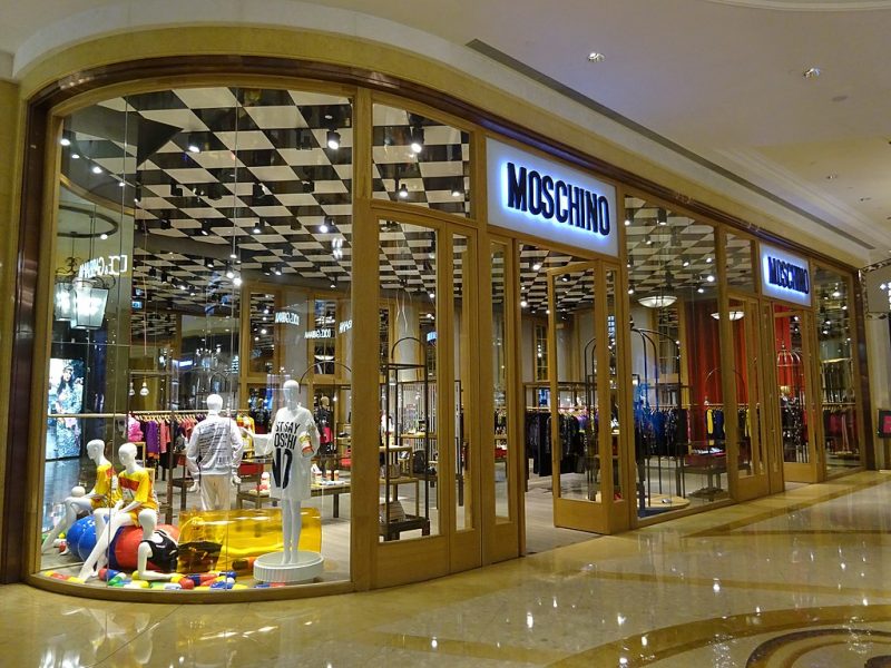 Moschino s’installe au Carrousel du Louvre