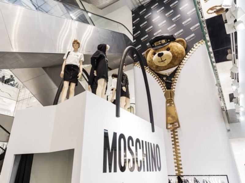 Moschino investit dans des boutiques évolutives