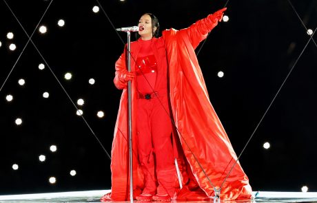 Rihanna au Super Bowl, Pharell Williams chez Vuitton : les stars de la musique, nouveaux maîtres du luxe