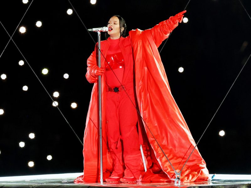 Rihanna au Super Bowl, Pharell Williams chez Vuitton : les stars de la musique, nouveaux maîtres du luxe