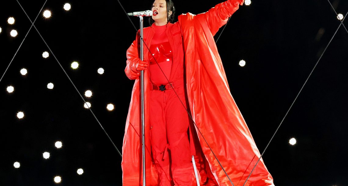 Rihanna au Super Bowl, Pharell Williams chez Vuitton : les stars de la musique, nouveaux maîtres du luxe