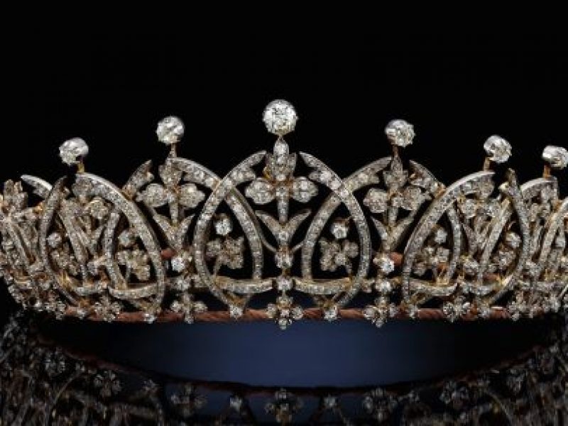 Sotheby’s célèbre le jubilé d’Elizabeth II avec une exposition de tiares royales