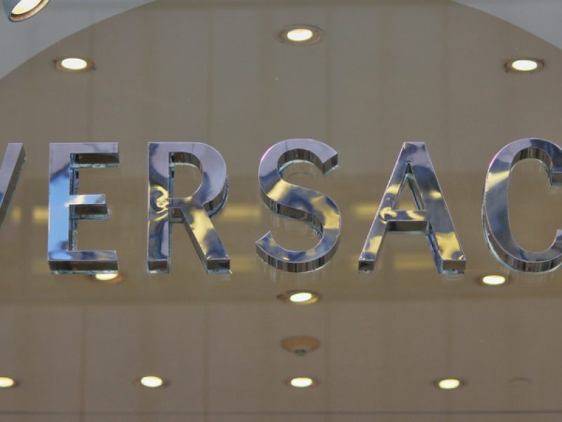 De nouveaux magasins Versace à Paris et Londres