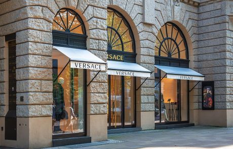 Versace s’associe au designer Gwenaël Nicolas pour réaménager ses boutiques