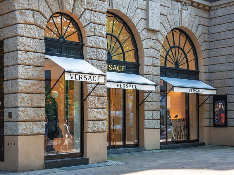 Versace s’associe au designer Gwenaël Nicolas pour réaménager ses boutiques