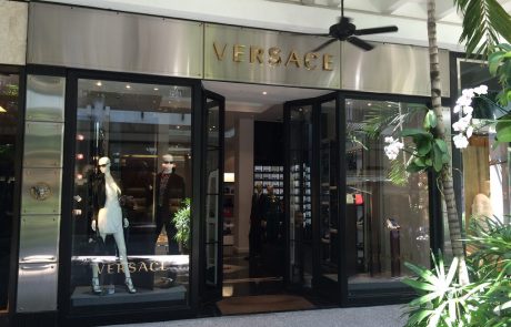 Versace inaugure une boutique éco-responsable à Miami