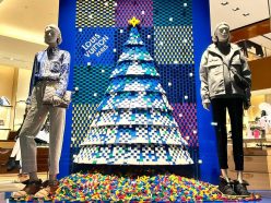 Louis Vuitton célèbre Noël 2022 avec LEGO