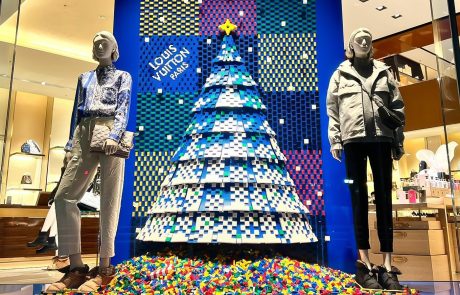 Louis Vuitton célèbre Noël 2022 avec LEGO