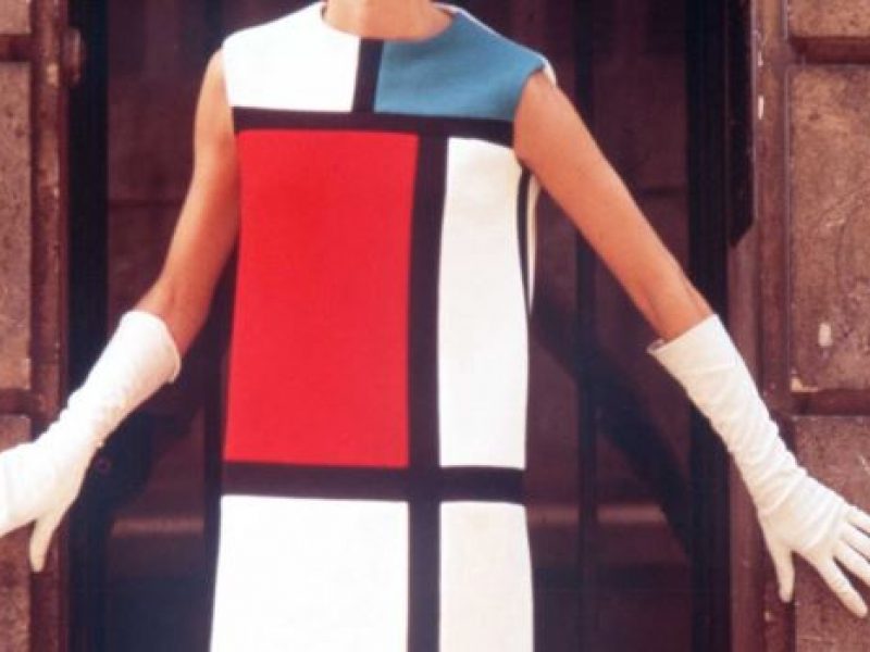 Les robes Mondrian d’Yves Saint-Laurent exposées à Paris