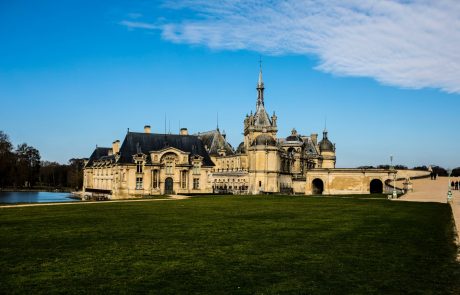 Valentino s’installe au Château de Chantilly pour un défilé