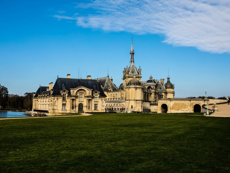 Valentino s’installe au Château de Chantilly pour un défilé