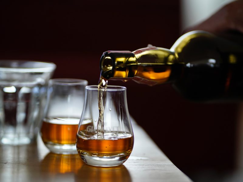 Investissement spéculatif : le whisky rare et les pierres précieuses au top