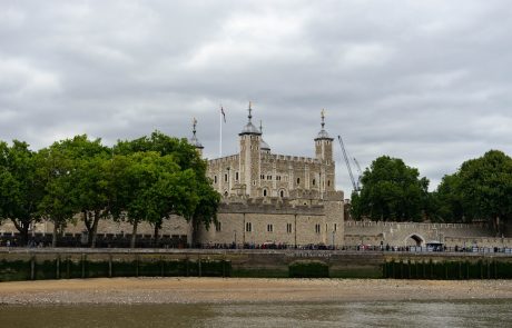 Burberry fête la nature britannique à l’occasion du Jubilé