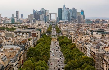 Un prix d’art et une nouvelle enseigne aux Champs-Élysées pour The Kooples