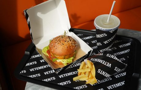Le mystérieux label Vêtements lance… un burger